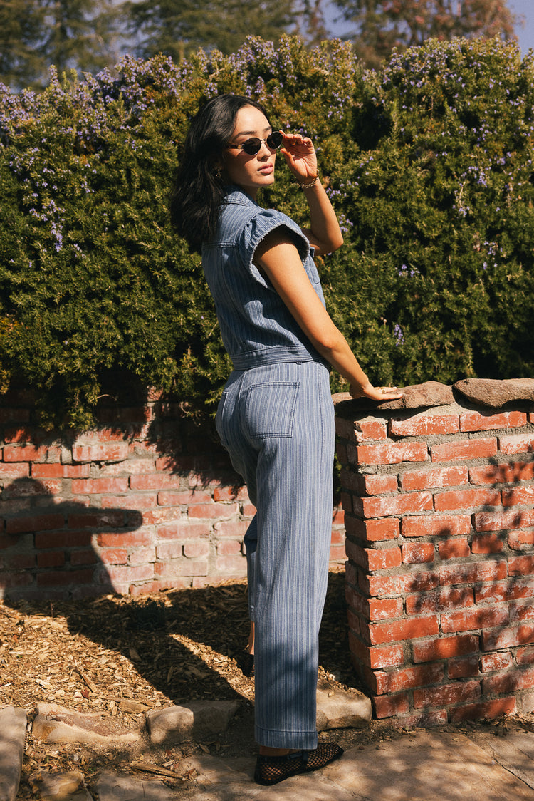 Two back pockets denim in medium wash