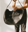 VEGAN LEATHER TOTE IN BLACK WITH ZIPPER