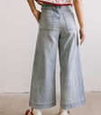 Two back pockets denim in light wash