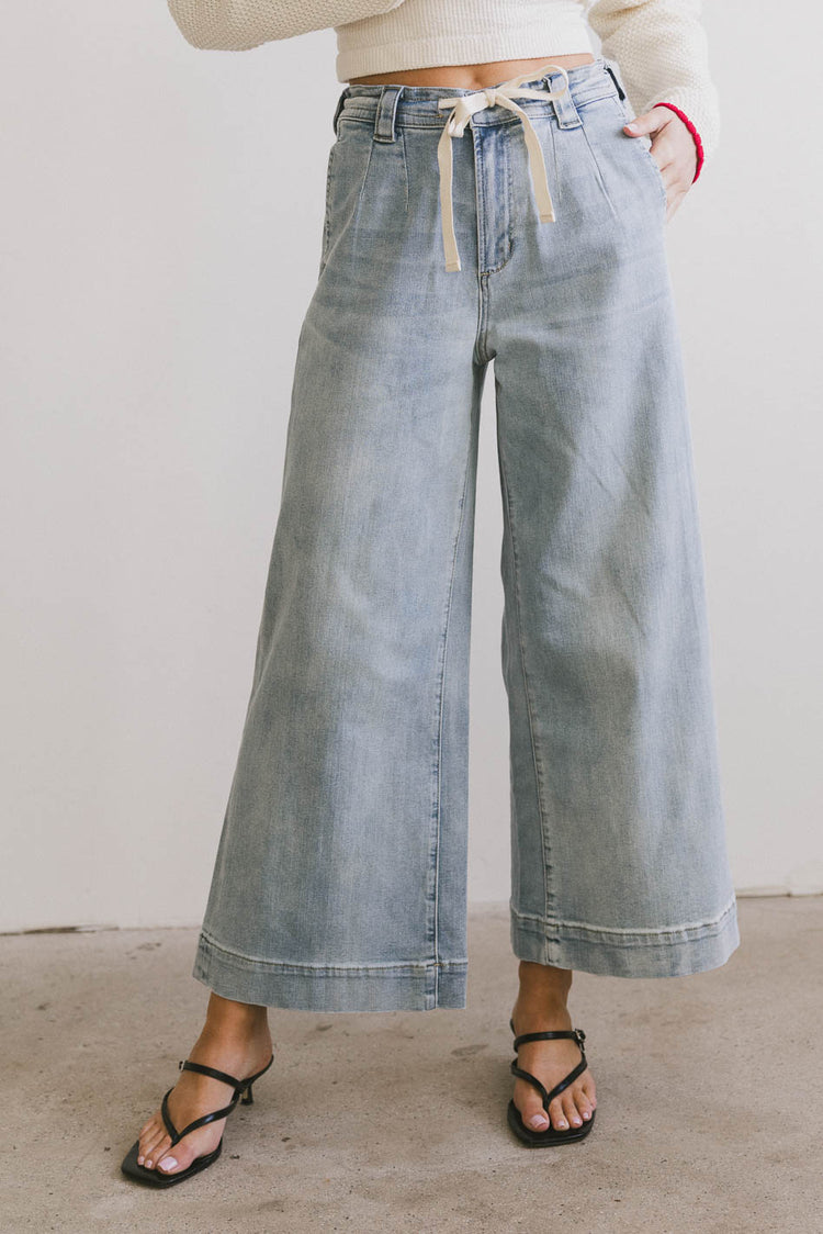 Two hand pockets denim in light wash