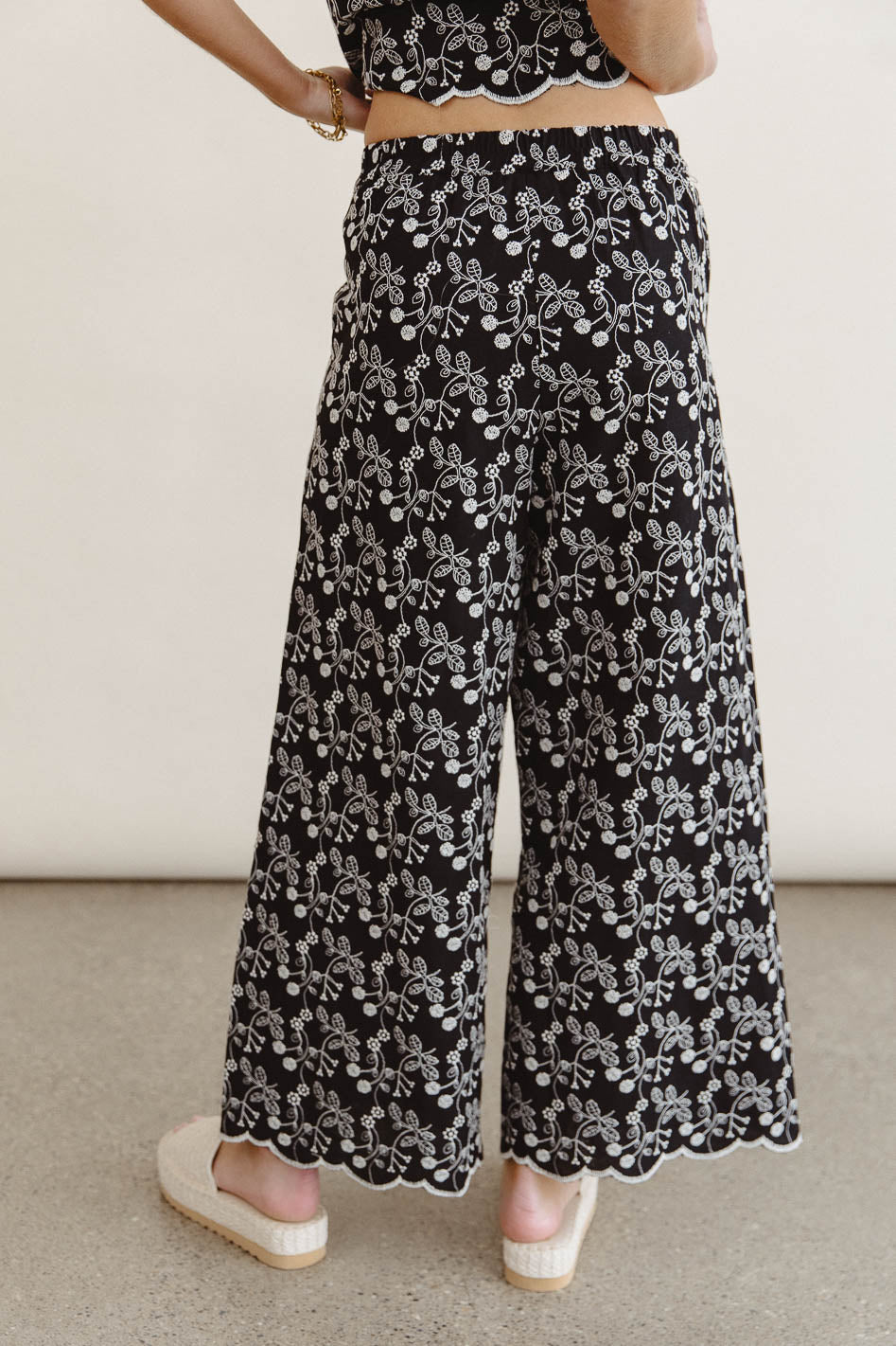 Elastic waist pants in black