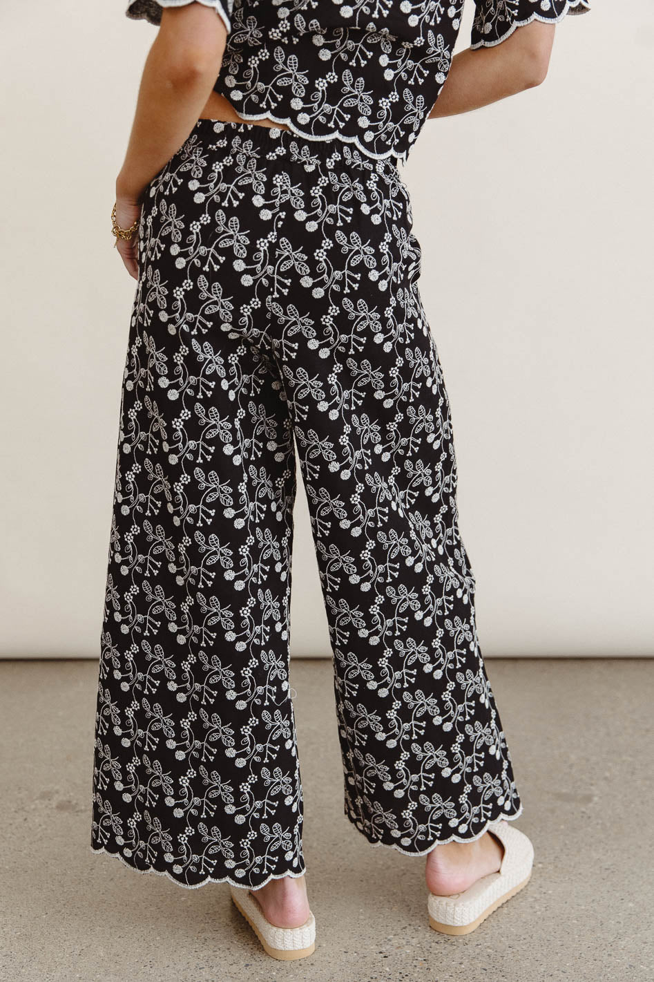Embroidered pants in black