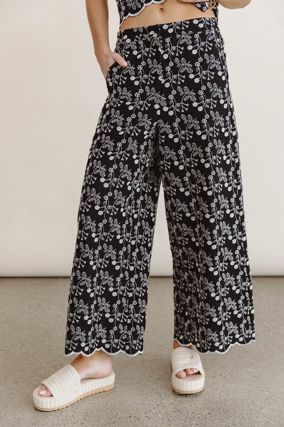 Two hand pockets pants in black