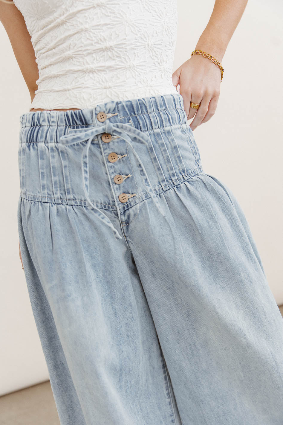 Elastic waist denim in light wash