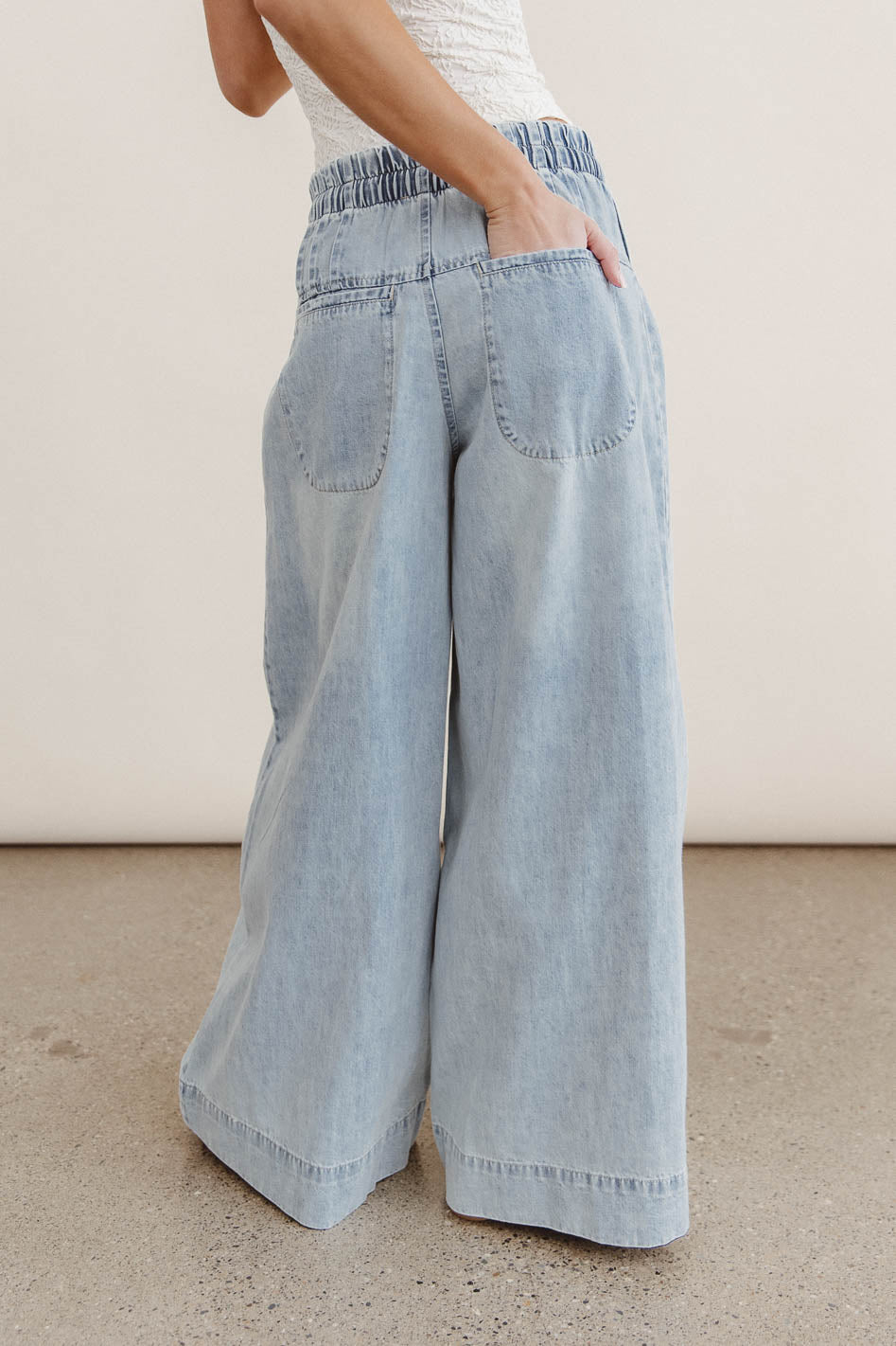 Two back pockets denim in light wash