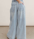 Two back pockets denim in light wash