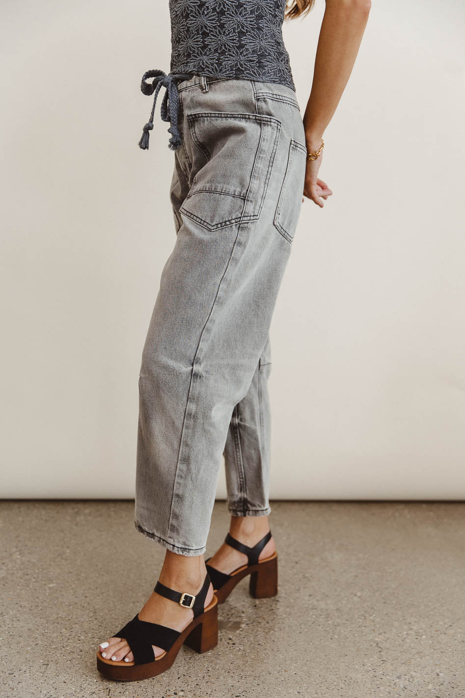 Plain color barrel denim in grey