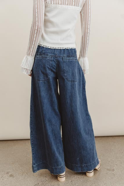 Two back pockets denim in dark wash