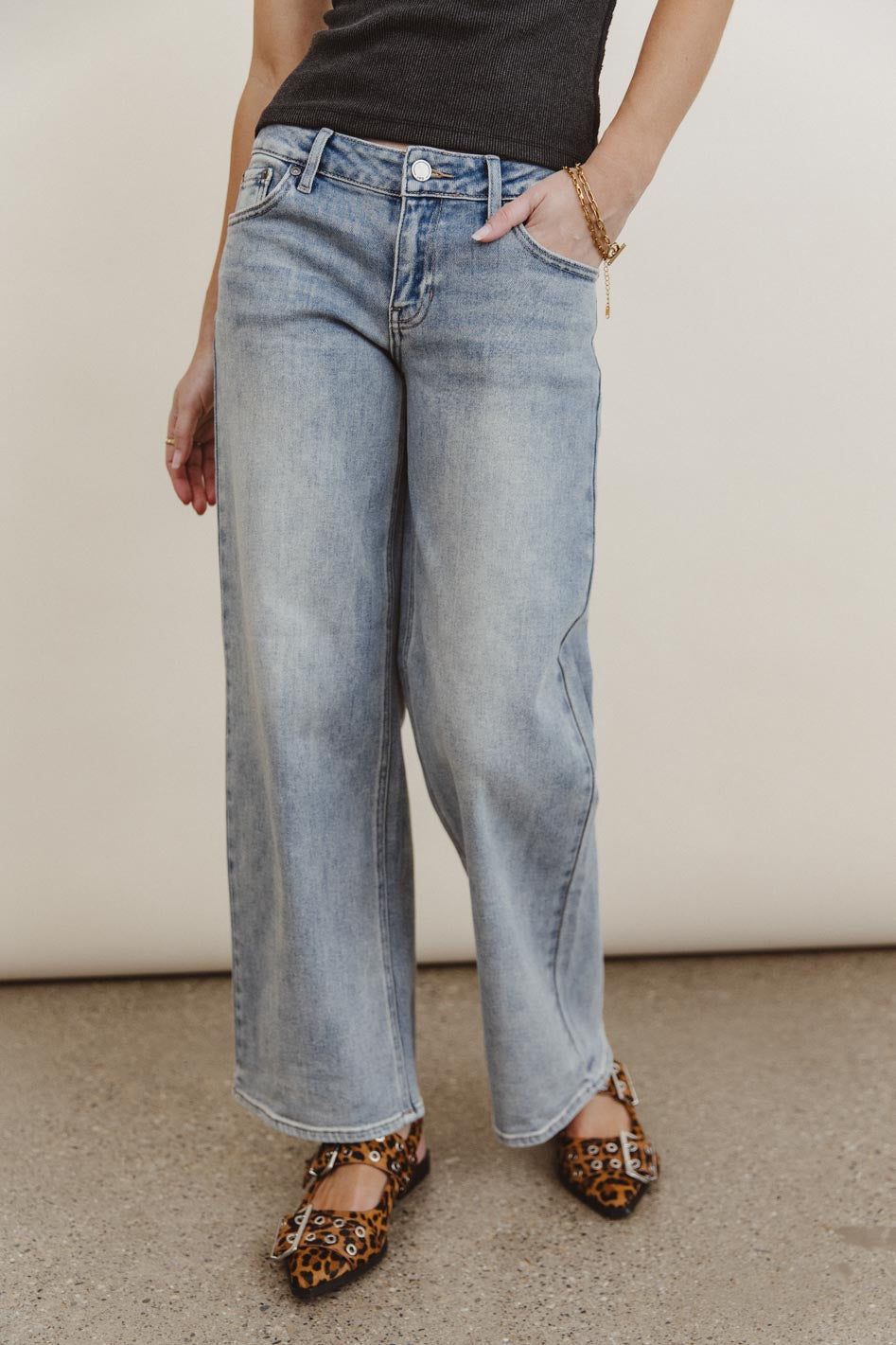 Two hand pocket denim in medium wash
