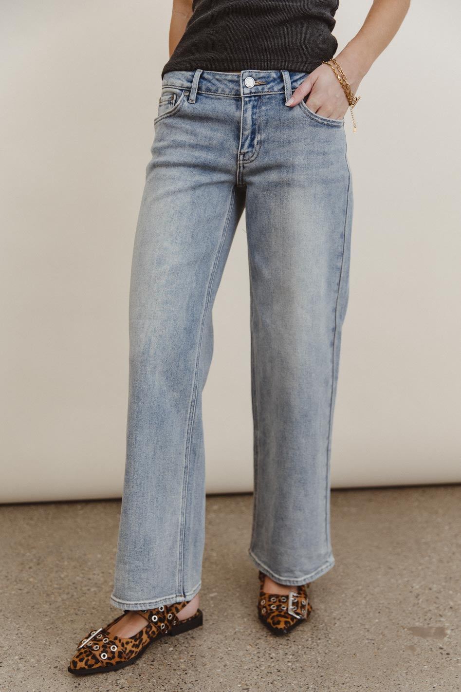 Straight legs denim in medium wash
