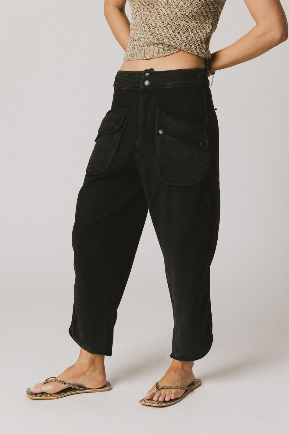 DOUBLE SNAP CLOSURE ON RELAXED PANTS