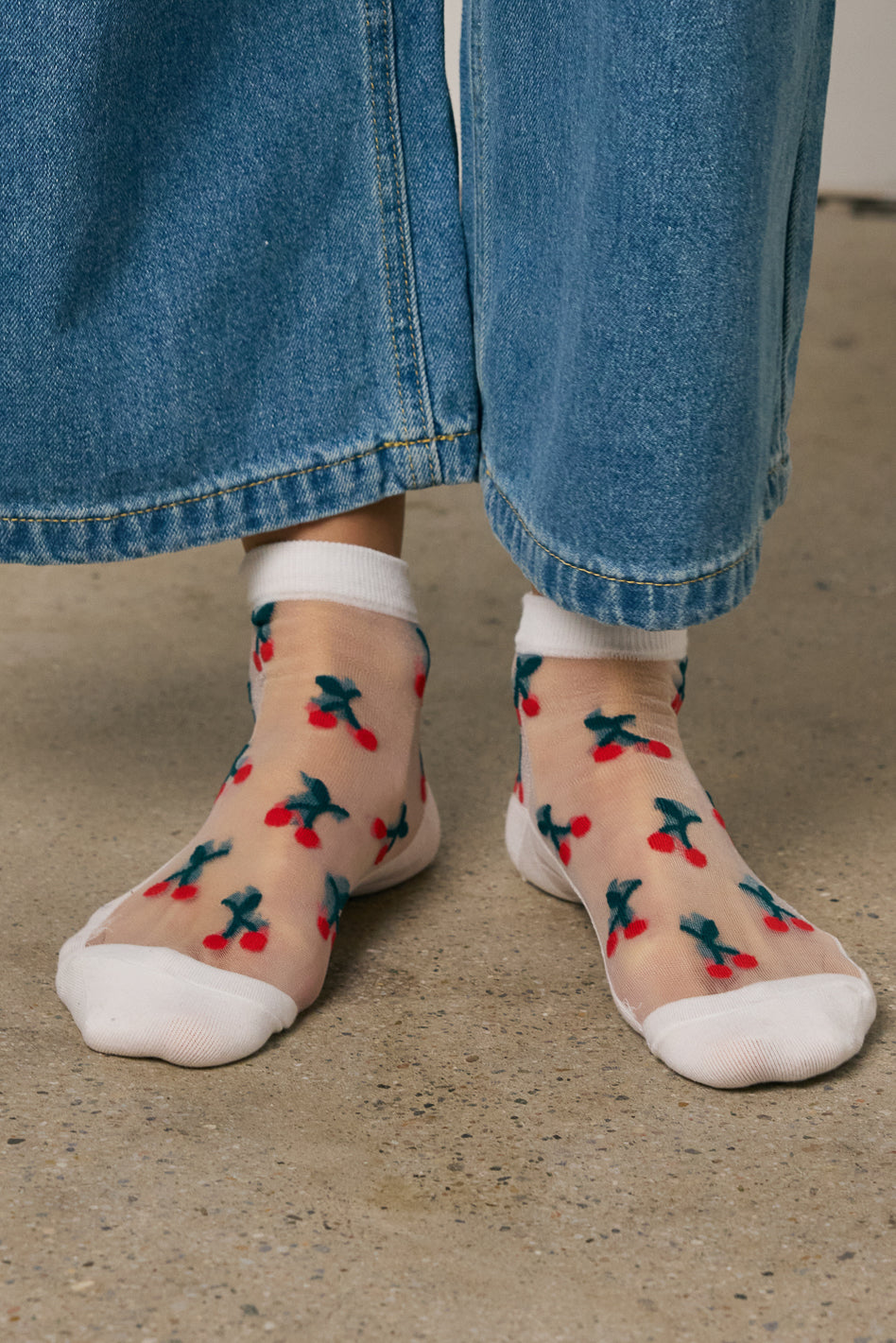 WHITE CHERRY SOCKS