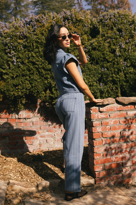 Two back pockets denim in medium wash 