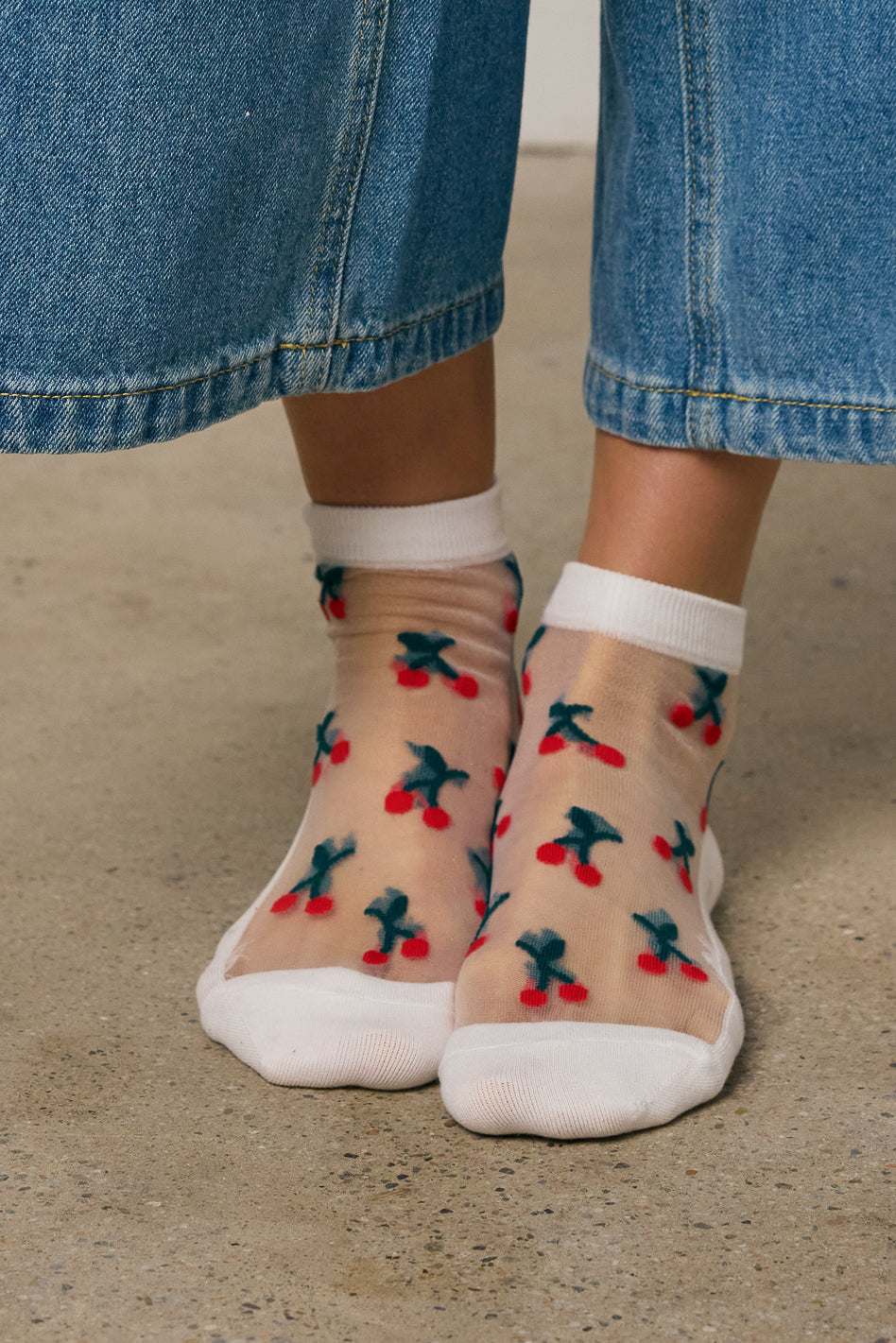 CHERRY SOCKS IN WHITE 
